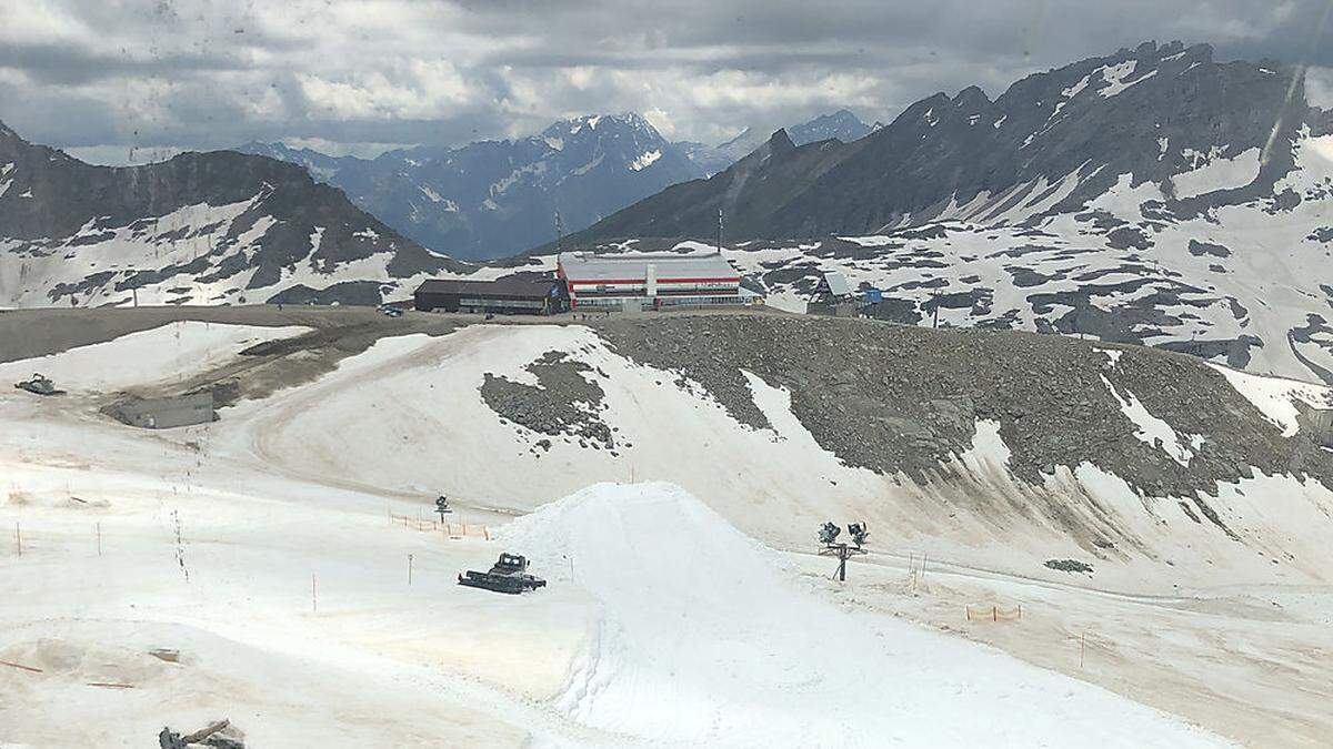 Tagelang wurden für den Snowpark Schneehügel aufgeschüttet