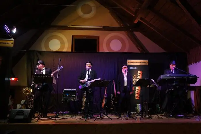 Am späteren Abend sorgte die Band „Die jungen Unterlammer“ mit ihrem Auftritt für ausgelassene Stimmung unter den zahlreichen feiernden Maskierten