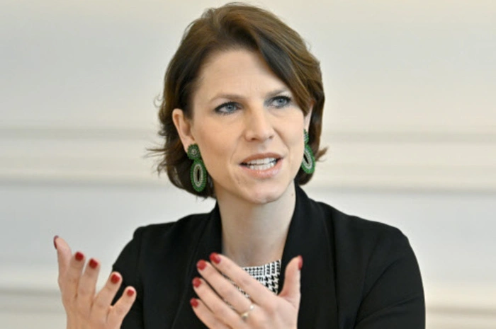 "Ich war die erste Ministrantin meines Heimatortes. Meine Mutter hat in einer erzbischöflichen Schule unterrichtet." - Europaministerin Karoline Edtstadtler (ÖVP) will für das Kreuz in Spitälern kämpfen.