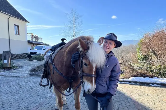 Theresa Schmuck und ihre Haflinger-Stute Fiona waren zum ersten Mal bei der traditionellen Tiersegnung dabei