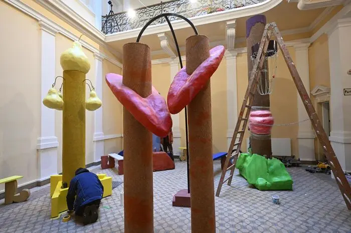 Letzte Arbeiten an der Installation „Luv Birds in toten Winkeln“ der slowenisch-österreichischen Künstlerin Maruša Sagadin. Die Kulturhauptstadt Salzkammergut 2024 wird am Wochenende in der Bannerstadt Bad Ischl eröffnet.