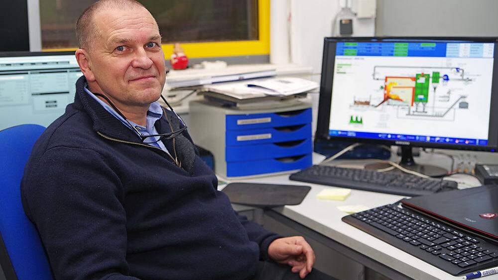 Hannes Merl in der Schaltzentrale des Heizwerks der Brucker Bio-Fernwärme GmbH“