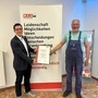 Lukas Kalcher von der WKO Voitsberg gratulierte Geschäftsführer August Grazer (rechts) zum Gründungsjubiläum von Metallbau Schuster
