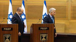 Premierminister Naftali Bennett (links) und Außenminister Yair Lapid gaben die Abstimmung über die Auflösung der Knesset bekannt. 