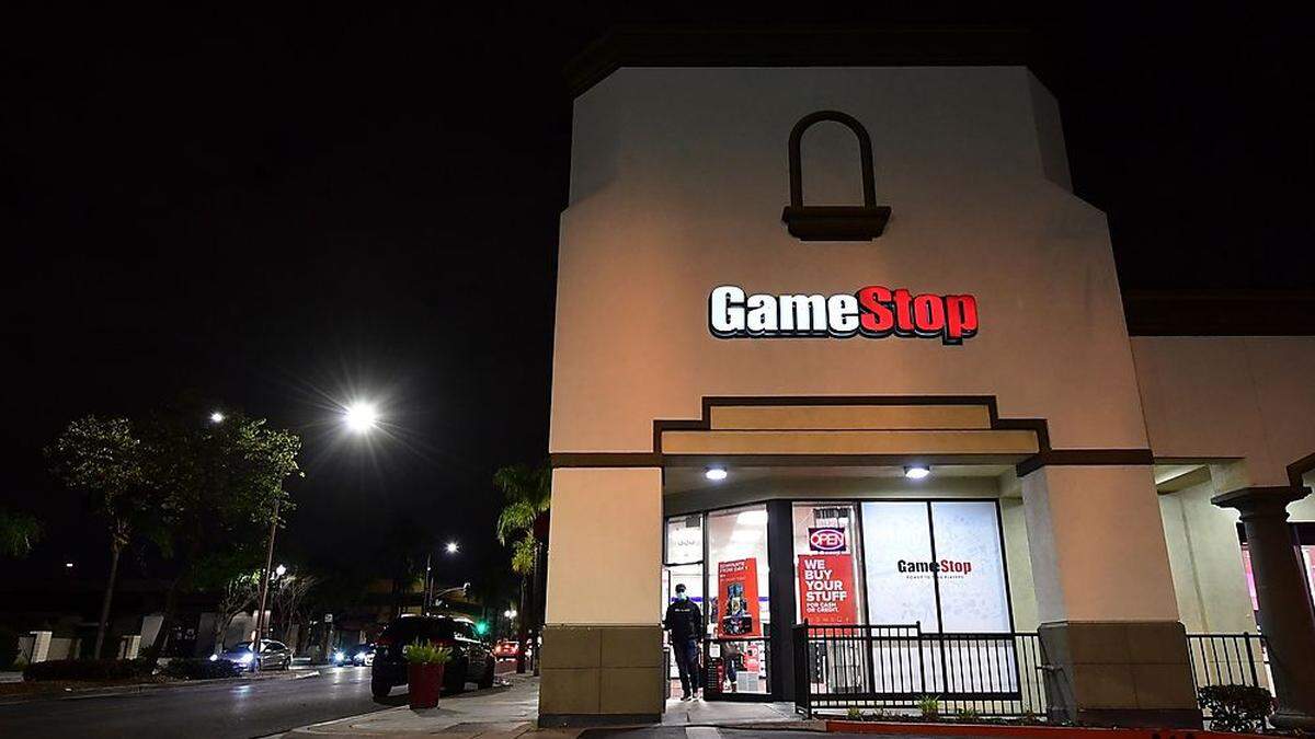 In den vergangenen Wochen hatten Kleinanleger mit dem gezielten Kauf von Aktien des US-Videospielehändlers GameStop und anderen Firmen Hedgefonds gezwungen, ihre Wetten auf den Verfall dieser Papiere aufzulösen. 