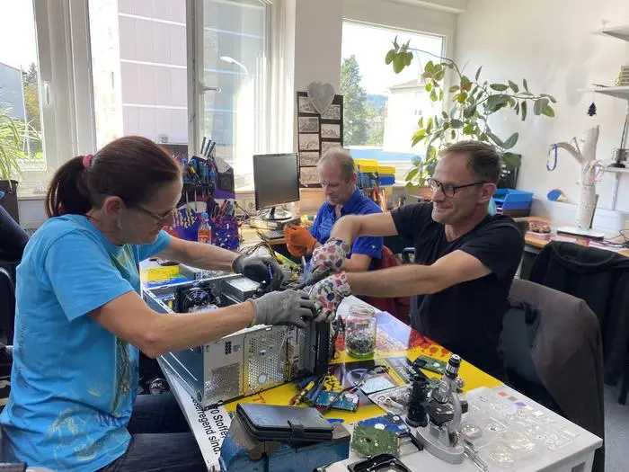 Defekte Computer und Laptops werden auseinandergebaut. Was nicht repariert werden kann, wird in Einzelteilen weiterverwendet