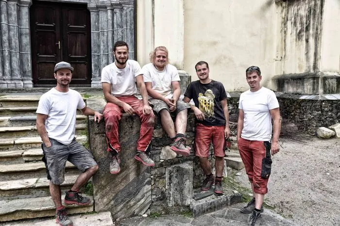 Die Dachdecker Martin Oberhofer, Philipp Weis, Harry Köck, Lucas Moser und Johannes Mietschnig (v.l.n.r.) arbeiten 13 Wochen am Kirchendach und verlegen dabei 1500 Quadratmeter Serpentin-Steinplatteln aus der Lombardei