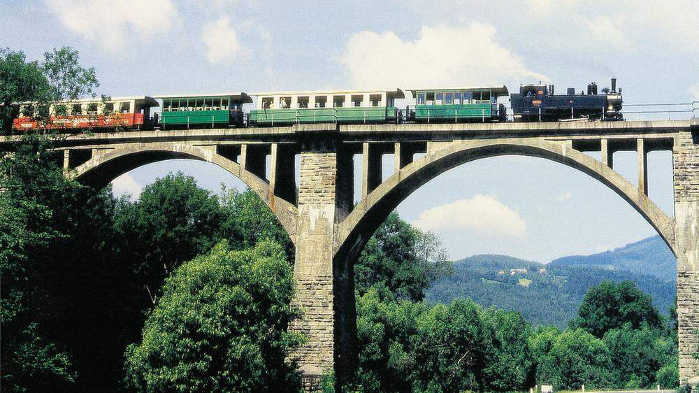 Die Feistritztalbahn auf einem ihrer berühmten Viadukte