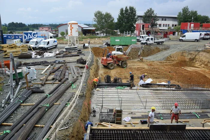 Der Gebäudekomplex soll sich in die Landschaft einfügen und wird möglichst niedrig gebaut.