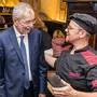 Van der Bellen stellt sich bereitwillig Selfie-Wünschen