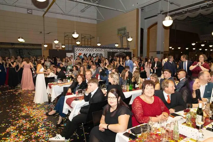 Unter dem Motto „Bafepham Palace – heute werden wir gekrönt“ feierten die 46 Maturantinnen und Maturanten der BAfEP Hartberg gemeinsam mit Familie, Freunden und Lehrkräften ihren festlichen Maturaball.