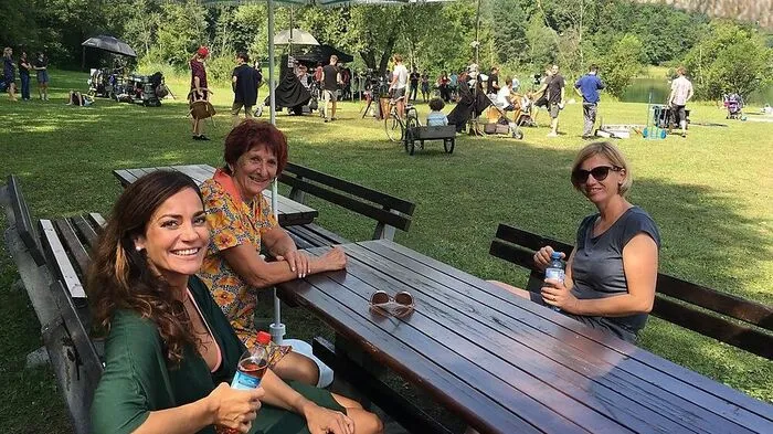 Sie haben als Statisten mitgemacht: Maria Theresia Pirovc aus Eberndorf, Ruth Wicher - sie hat die Gastronomie am See gepachtet - und Gabriele Granig-Weichsler aus Seeboden