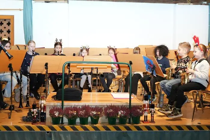 Neben der Stadtkapelle selbst bereicherten auch das Bläsersextett des Vereins, die „Katzelbacher Streithanseln“ unter der Leitung von Kilian Prischnig sowie die Kinder der Bläserklasse und Musikschule das Konzert.