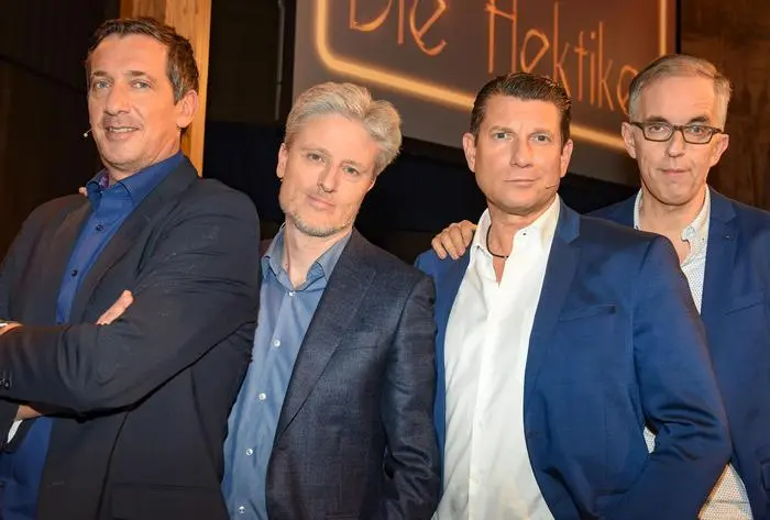 Sommerkabarett: '200 Jahre Hektiker (2)', Neben den bekannten Blödelhits wie dem 'Dolmetscher' oder der 'Führerscheinprüfung' zeigten die Hektiker auch kritische Töne, z.B. im bösen Sketch um die 'Wiener Fremdenfreunde'. Und musikalisch hatten sie immer die Nase vorn in der Kabarettszene, wie Parodien auf Fendrich oder 'Take that' beweisen.Im Bild: Viktor Gernot, Florian Scheuba, Fifi Pissecker, Werner Sobotka.  SENDUNG: ORF eins - DI - 12.07.2016 - 22:35 UHR. - Veroeffentlichung fuer Pressezwecke honorarfrei ausschliesslich im Zusammenhang mit oben genannter Sendung oder Veranstaltung des ORF bei Urhebernennung.  Foto: ORF/Hubert Mican.  Anderweitige Verwendung honorarpflichtig und nur nach schriftlicher Genehmigung der ORF-Fotoredaktion.  Copyright: ORF, Wuerzburggasse 30, A-1136 Wien, Tel. +43-(0)1-87878-13606