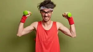 Ein Mann, der mit Hanteln trainiert