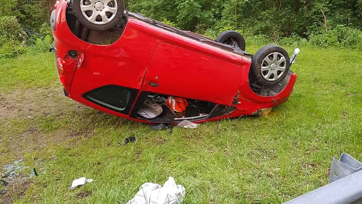 Ein Ersthelfer befreite den Verletzten aus dem Auto