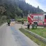Die FF Guttaring führte nach einem schweren Verkehrsunfall auf der Urtler Gemeindestraße Aufräumarbeiten durch