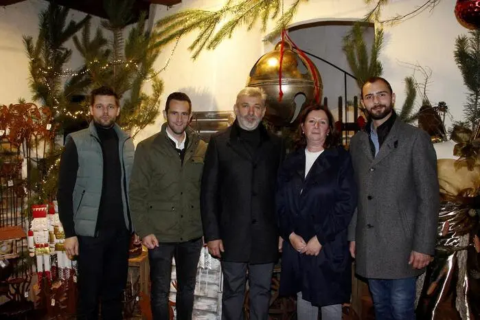 Bürgermeisterin Nicol Gradwohl und die beiden Landtagsabgeordneten Lukas Schnitzer mit Luca Geistler begrüßten die Familie Raphael Fraller als Organisatoren der Weihnachtsausstellung.