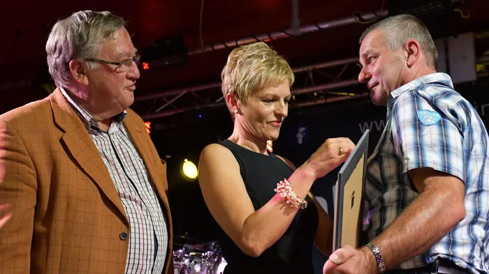Vor Augen von Bürgermeister Heinrich Gerber steckte die Präsidentin des Landesskiverbands Claudia Strobl-Traninger Bruno Drekonja das Bronzene Ehrenzeichen der Gemeinde an.