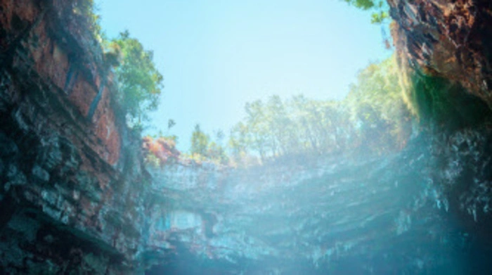 Ein Höhepunkt auf der Insel Kefalonia ist der unterirdische See in der Melissani-Höhle. Bis zu 36 Meter tief ist der See: Je nach Tageszeit scheint die Sonne durch das Loch in der Decke und lässt das Wasser in den schönsten Türkistönen erstrahlen, sagt Georgios, der uns mit einem Ruderboot herumführt. „Der See besteht zu 80 Prozent aus Süßwasser, das 18 Grad hat.“