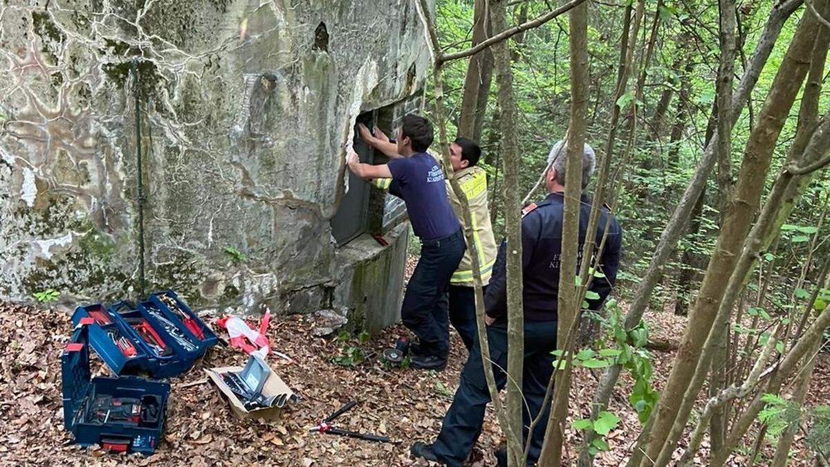 Die Berufsfeuerwehr verschloss die Öffnung wieder