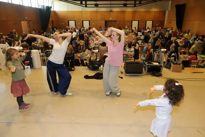 Die Tänzerin Mariella Grohschädl und Johanna Klingbacher von der Tanzakademie Tara Brauner präsentierten vor Ort verschiedene Choreographien die sie mit den Kindern tanzten. Damit wurde die Börse auch zum lebendigen Erlebnis für die jungen Besucher:innen. 