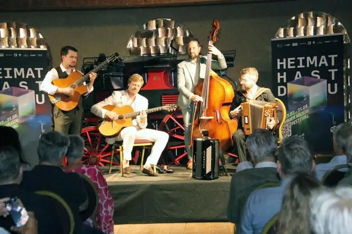 Das Quartett besteht aus Diknu Schneeberger (Gitarre), Julian Wohlmuth (Gitarre), Martin Heinzle (Kontrabass) und Christian Bakanic (Akkordeon) und kombiniert Gypsy Jazz mit Balkanklängen.