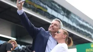 Selfies gehören für Politiker zum Alltag. Doch bei der Betreuung der Social-Media-Kanäle gibt es Unklarheiten.