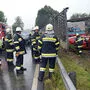 Das Fahrzeug wurde hinter die Lärmschutzwand geschleudert