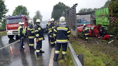 Das Fahrzeug wurde hinter die Lärmschutzwand geschleudert
