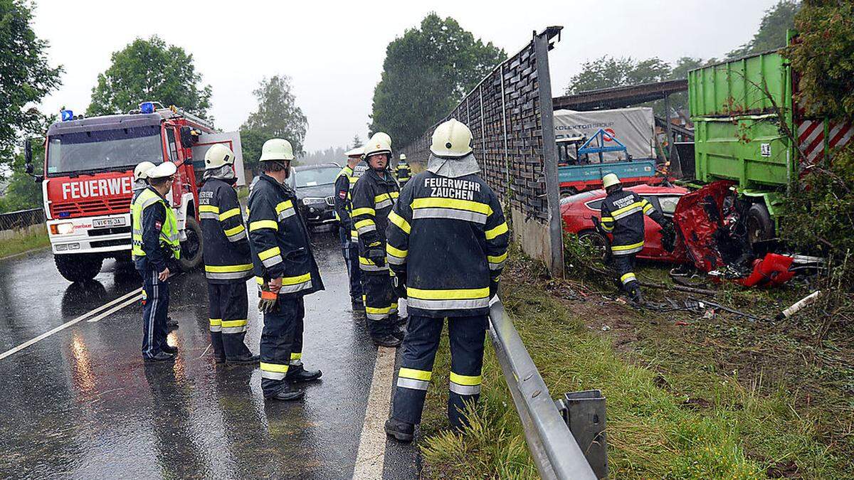 Das Fahrzeug wurde hinter die Lärmschutzwand geschleudert