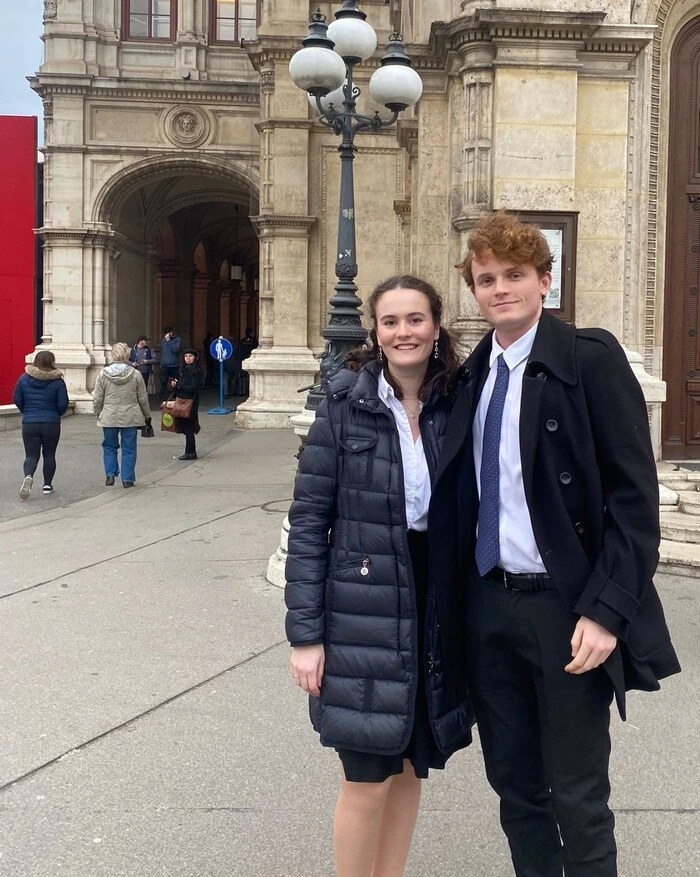 Victoria Fürst mit Partner vor der Staatsoper