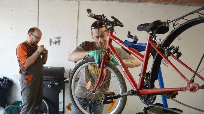 Drei Firmenteams der Kapsch BusinessCom waren zeitgleich im Einsatz, eines davon reparierte im Wohnhaus des SOS Kinderdorf in der Janzgasse iN Graz die Fahrräder der Kinder.