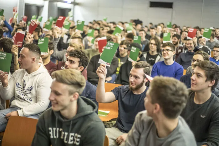 Mit Kärtchen konnten die Schüler für oder gegen Vorschläge der Politiker stimmen.