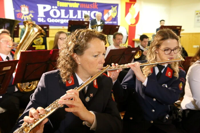 Unter dem Motto „Musik &amp; Gesang aus Kärnten“ hatte der 27 Mann/Frau starke Klangkörper unter der frischgebackenen Obfrau Selina Floredo (rechts) in das örtliche Gemeinschaftshaus geladen. 