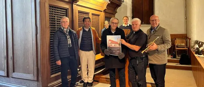 Das Benefizkonzert-Team (v. l.): Ali Mir, Bernabe Palabay (Leiter Kirchenchor, Organist, Musikschullehrer), Alfred Wolfgang Stradner, Organist der Stadtpfarrkirche Bad Radkersburg, Pfarrer Thomas Babski, Musikschuldirektor Alfred Ornig; zweite Reihe (v. l.): Musiklehrerin und Organistin Elvira Riedler, Musikschullehrer Simon Pieberl
