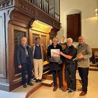 Das Benefizkonzert-Team (v. l.): Ali Mir, Bernabe Palabay (Leiter Kirchenchor, Organist, Musikschullehrer), Alfred Wolfgang Stradner, Organist der Stadtpfarrkirche Bad Radkersburg, Pfarrer Thomas Babski, Musikschuldirektor Alfred Ornig; zweite Reihe (v. l.): Musiklehrerin und Organistin Elvira Riedler, Musikschullehrer Simon Pieberl