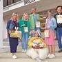 Das Team von Brigola zusammen mit Vizebürgermeister Willi Koch (rechts), Evelyn Köfer (links) und Osterhäsin Daniela Winkler