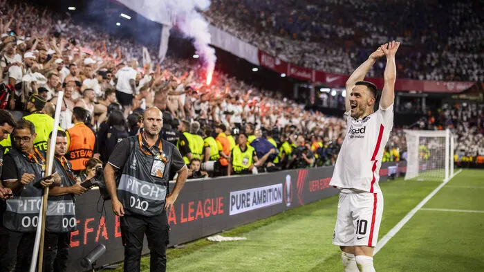 Direkt nach Abpfiff der Partie feierten die Spieler der Eintracht mit den Fans auf den Rängen. Danach begann die große Party am Feld.