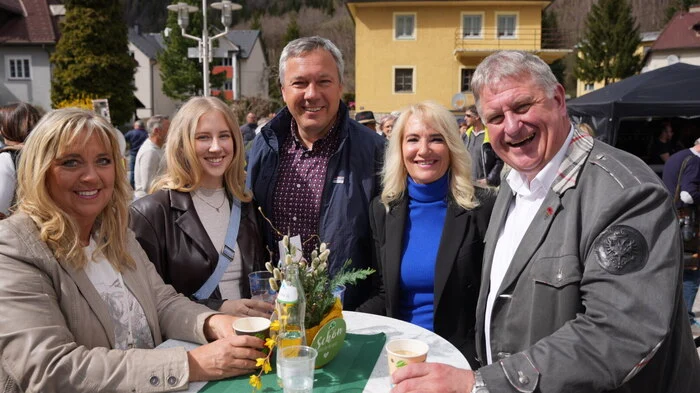 Olympiasieger Fritz Strobl aus Gerlamos wartet mit dem Afritzer Bürgermeister Max Linder auf das Eintreffen des erfolgreichen Radentheiner Ski-Asses.