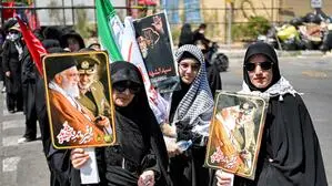 Trauernde Frauen während der andauernden Gebete im Rahmen der Trauerfeierlichkeiten für den verstorbenen obersten Führer des Iran, Ali Khamenei.