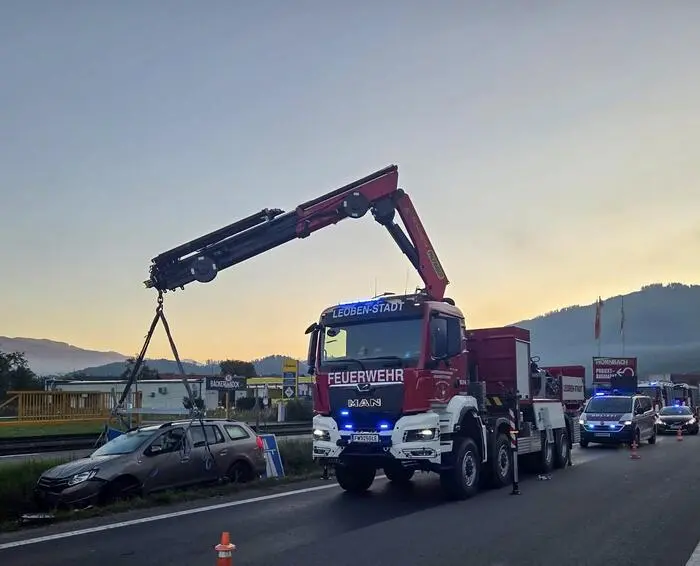 Das Auto musste mittels Kran geborgen werden