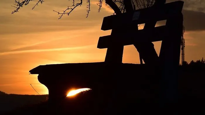 Ein lauschiges Bankerl im Sonnenuntergang.
