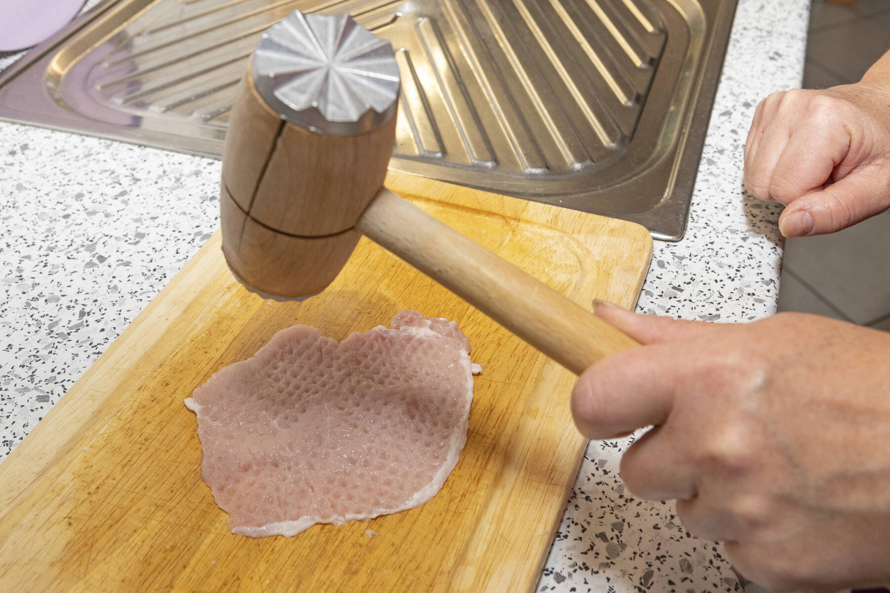 Schnitzel zu laut geklopft: Hobbykoch von Nachbarn geschlagen