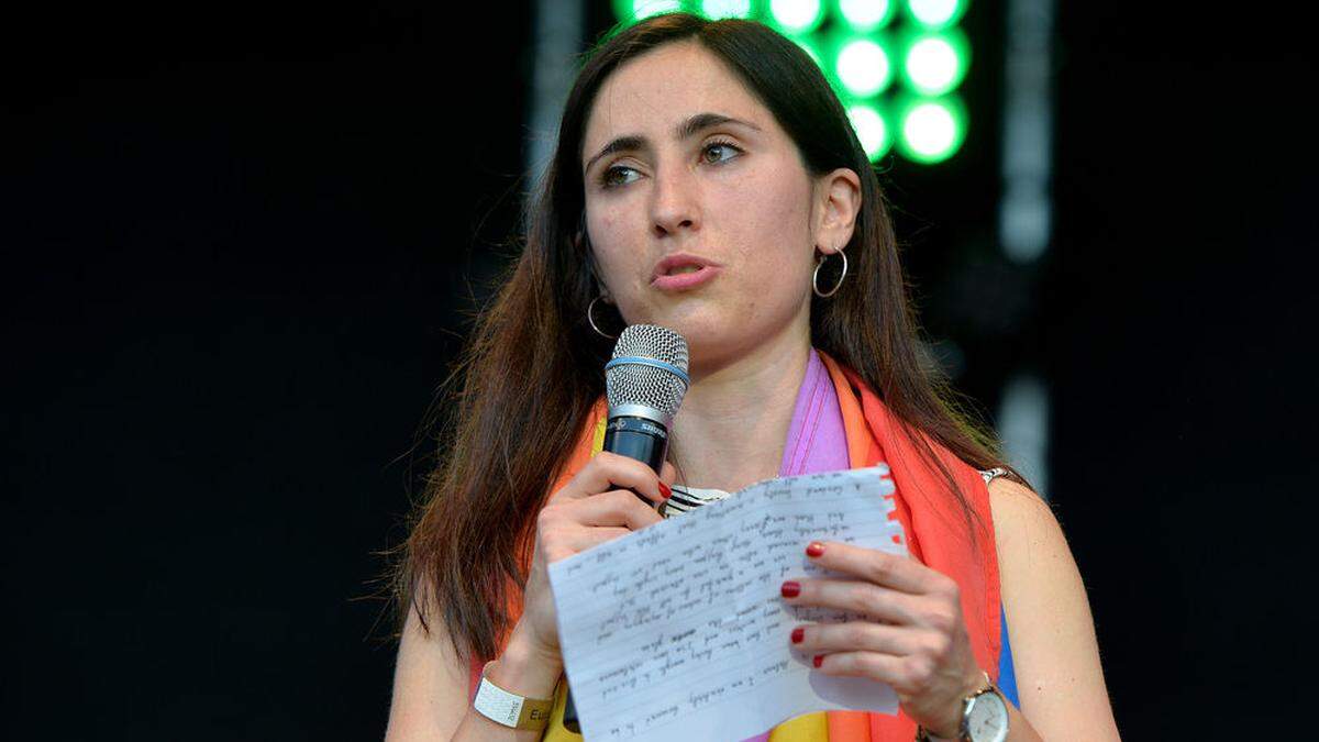 Als &quot;Überraschungsgast&quot; bei der Regenbogenparade in Wien wurde Melanie Geymonat auf die Bühne gebeten - sie und ihre Freundin waren Opfer einer Prügelattacke in einem Bus in London