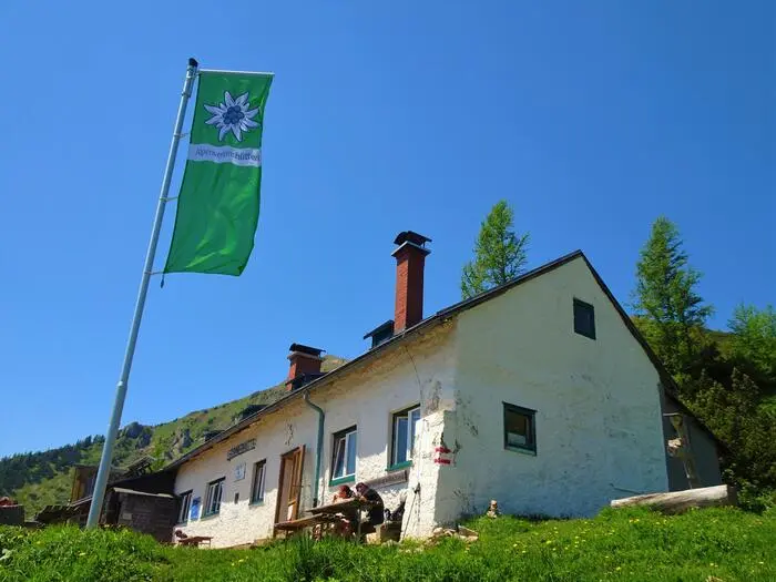 Die Hütte wird laufend erneuert