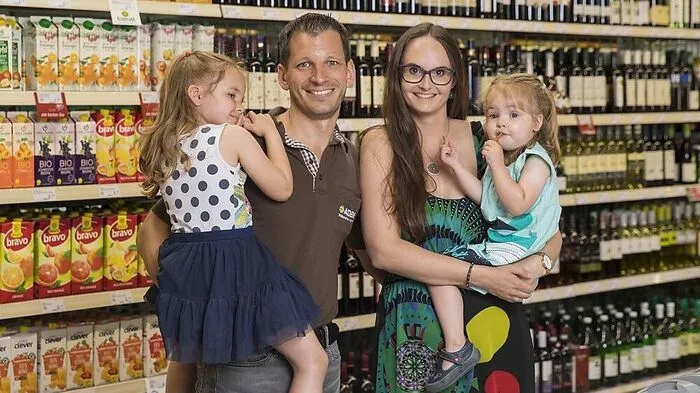 Adeg Kaufmann Ferdinand Ebner freut sich zusammen mit seiner Familie über die gelungene Neueröffnung