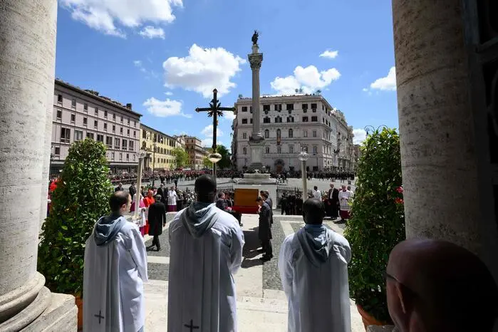 Der Sarg mit dem Papst erreicht seine letzte Ruhestätte, die Basilika Santa Maria Maggiore