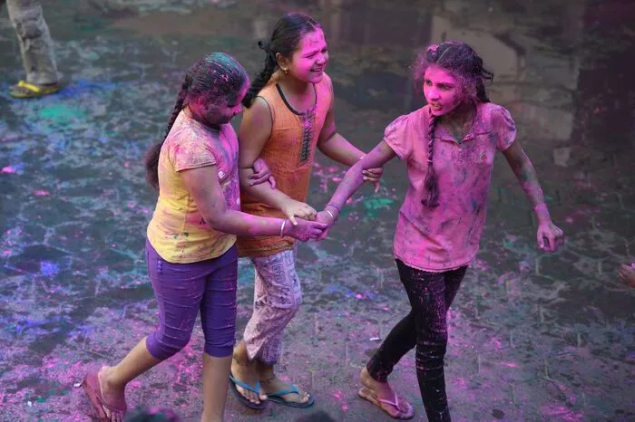 Dieses „Fest der Farben“ dauert mindestens zwei, in einigen Gegenden Indiens auch bis zu zehn Tage.