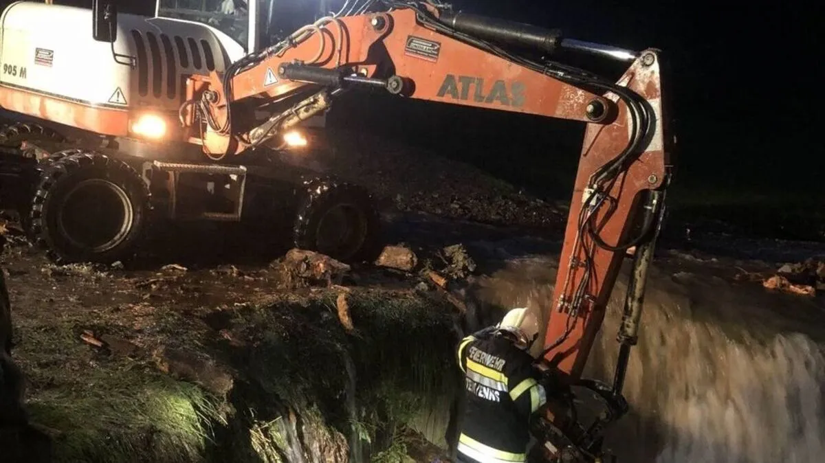 Mit schwerem Gerät mussten die Vermurungen der Zufahrtsstraße zur Breitlahnalm beseitigt werden.